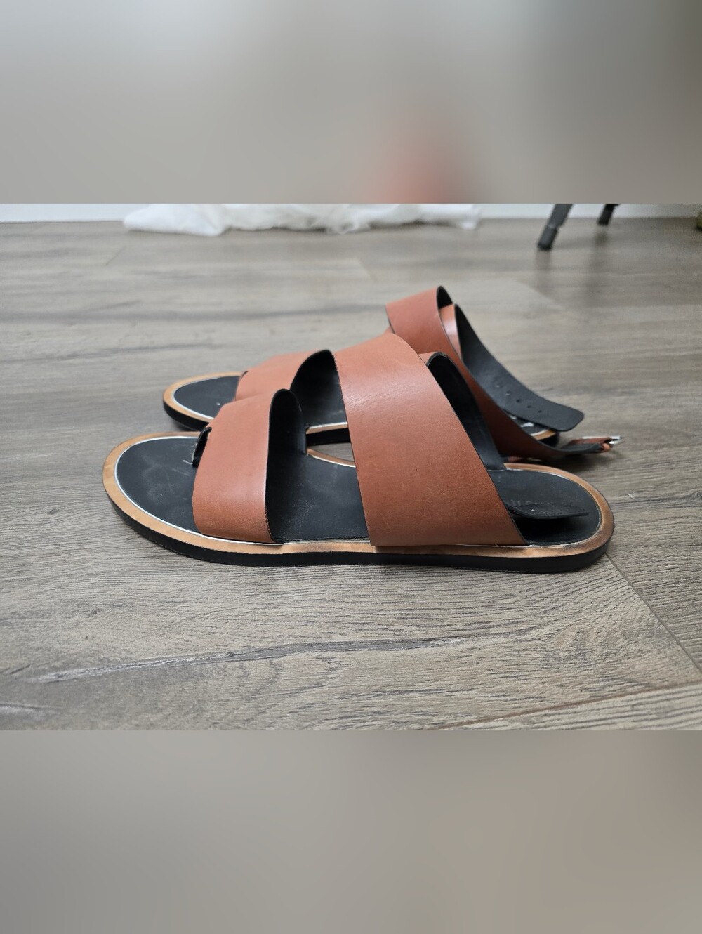 Vince Mailin Leather Strappy Flat Buckle Sandals in Cognac Womens Size 11 - Picture 2 of 9